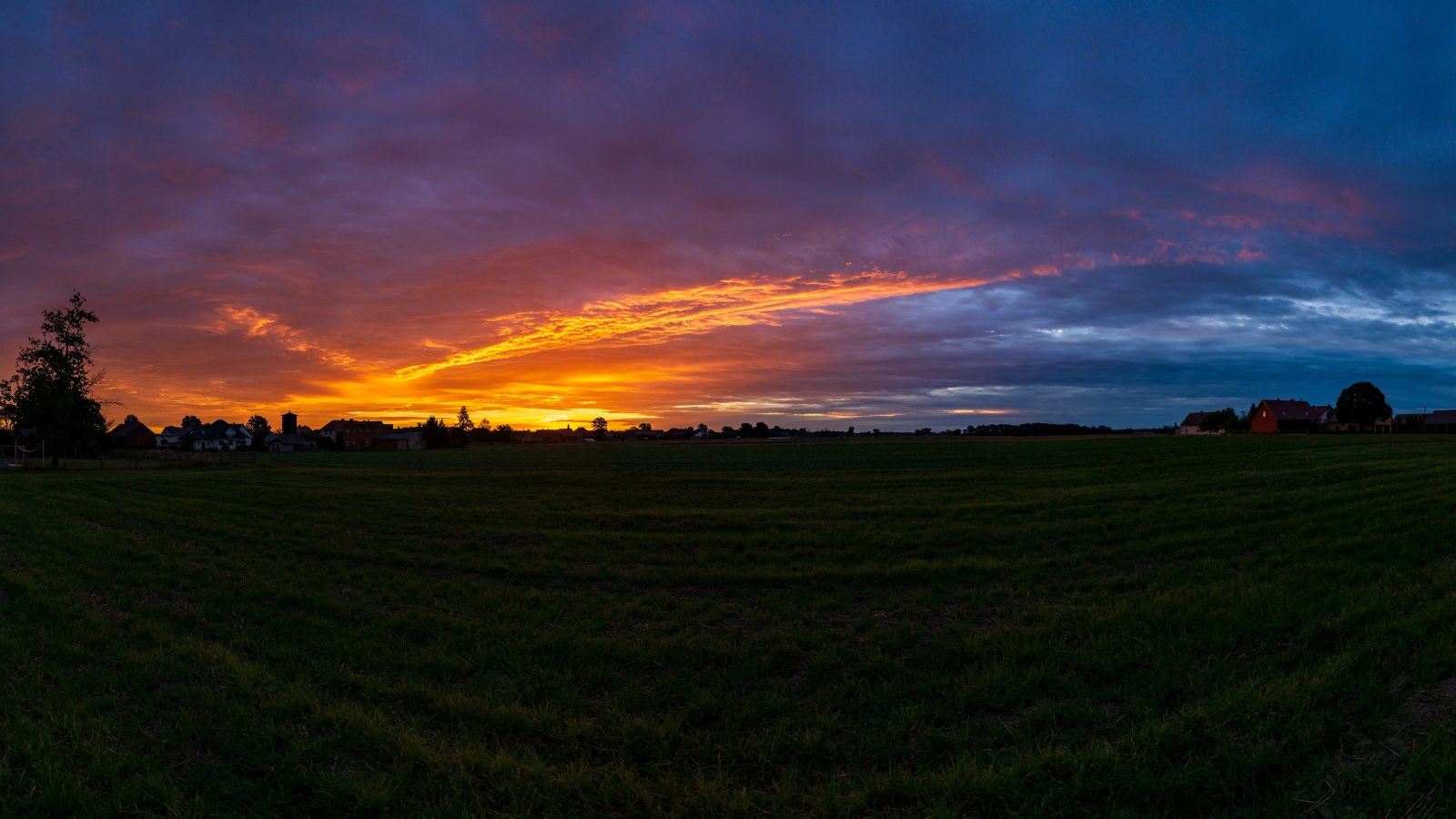 Moody Sky 4K Wallpaper — Sunsets & Sunrises wallpaper