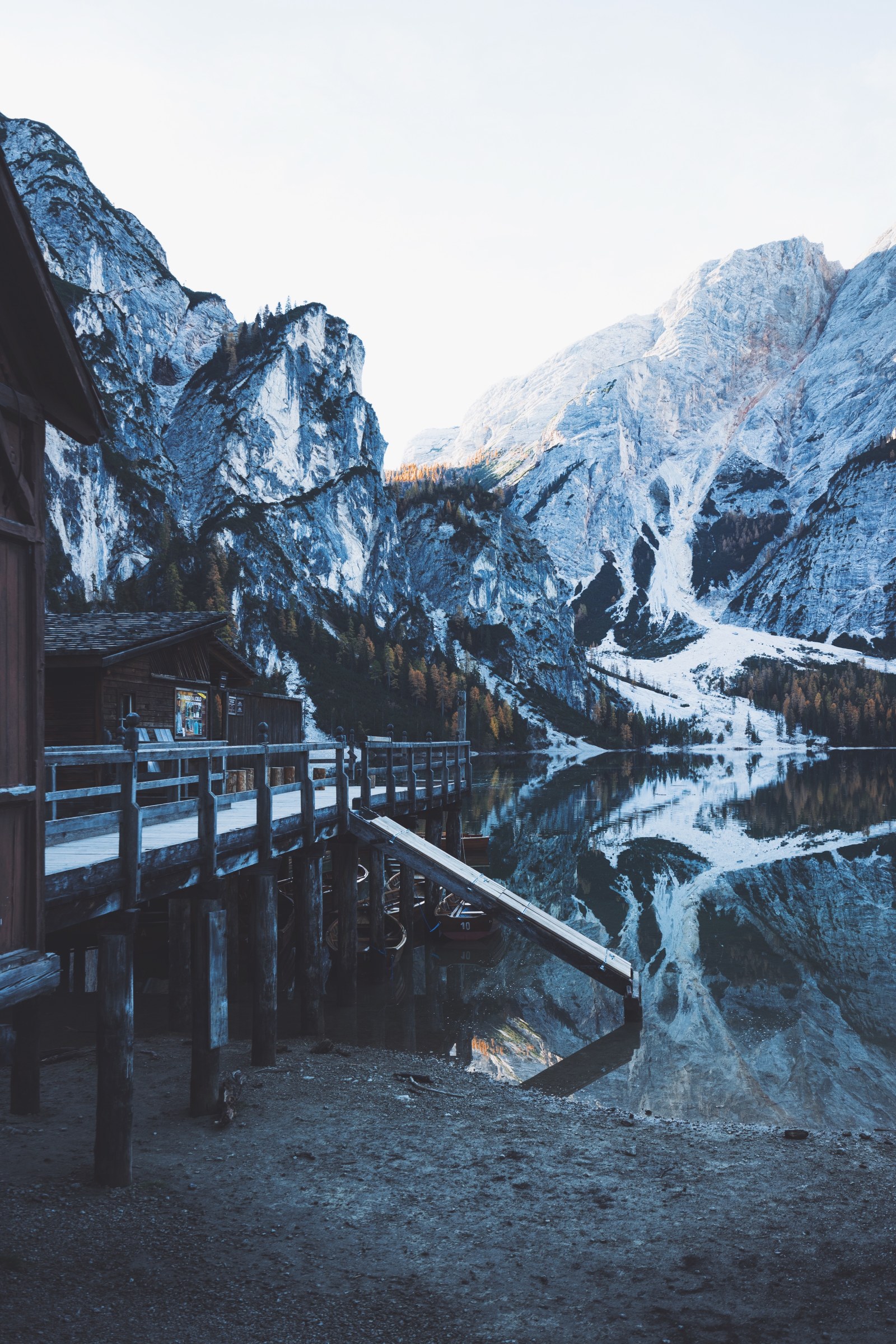 Mountain Lake and Mountains in Natural Light — Mountains wallpaper