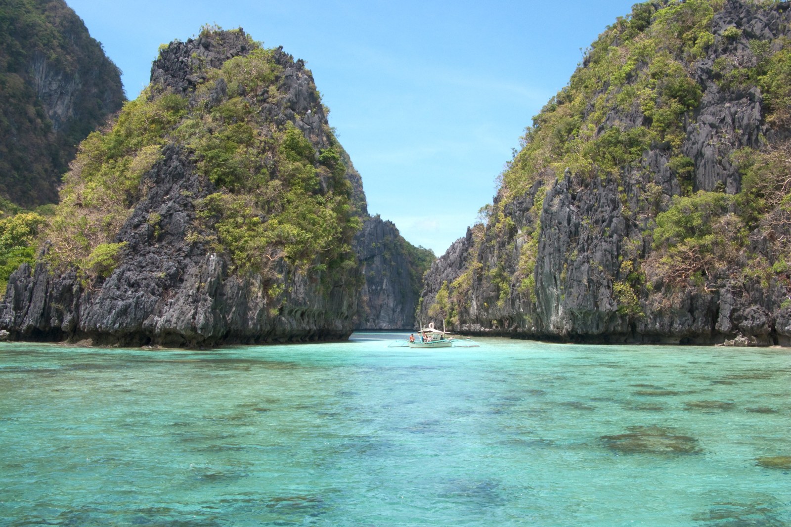 Island Lagoon in Bacuit Bay, El Nido — Ocean & Beach wallpaper