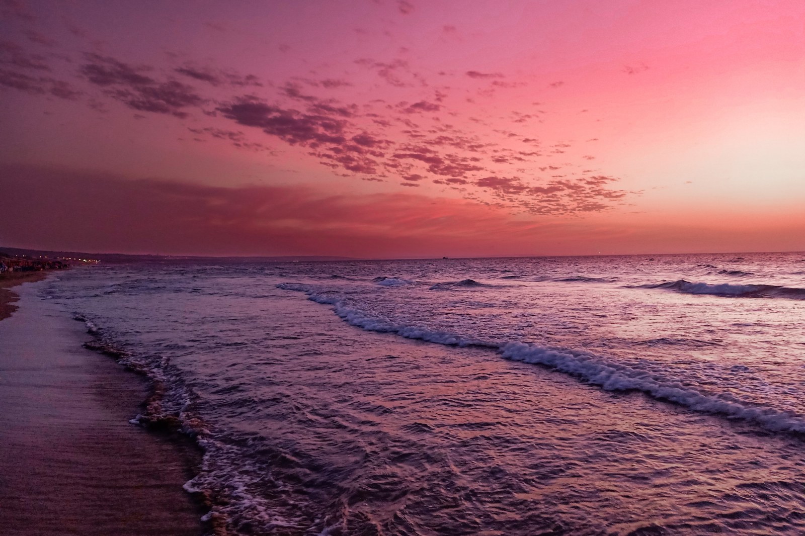 Magenta Sunset Over the Waves — Ocean & Beach wallpaper