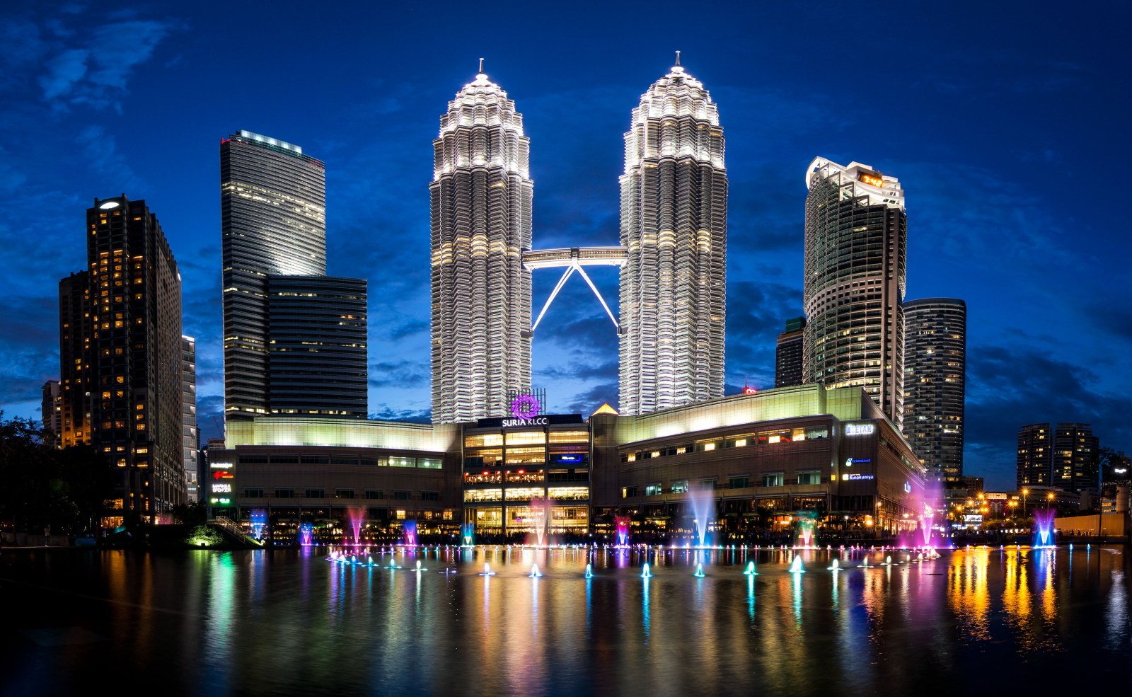 Petronas Towers Malaysia Kuala Lumpur Skyline Metropolitan Wallpaper — City wallpaper