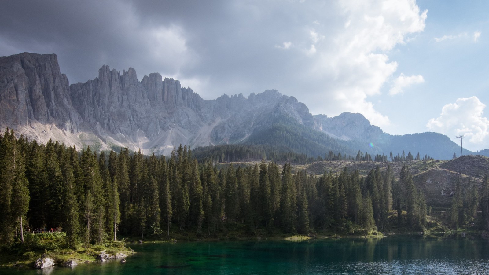 Lake and Mountain Peaks in Natural Light — Mountains wallpaper