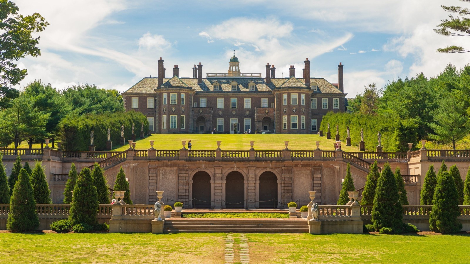 Castle Hill Mansion Above Terraced Lawns — Architecture wallpaper