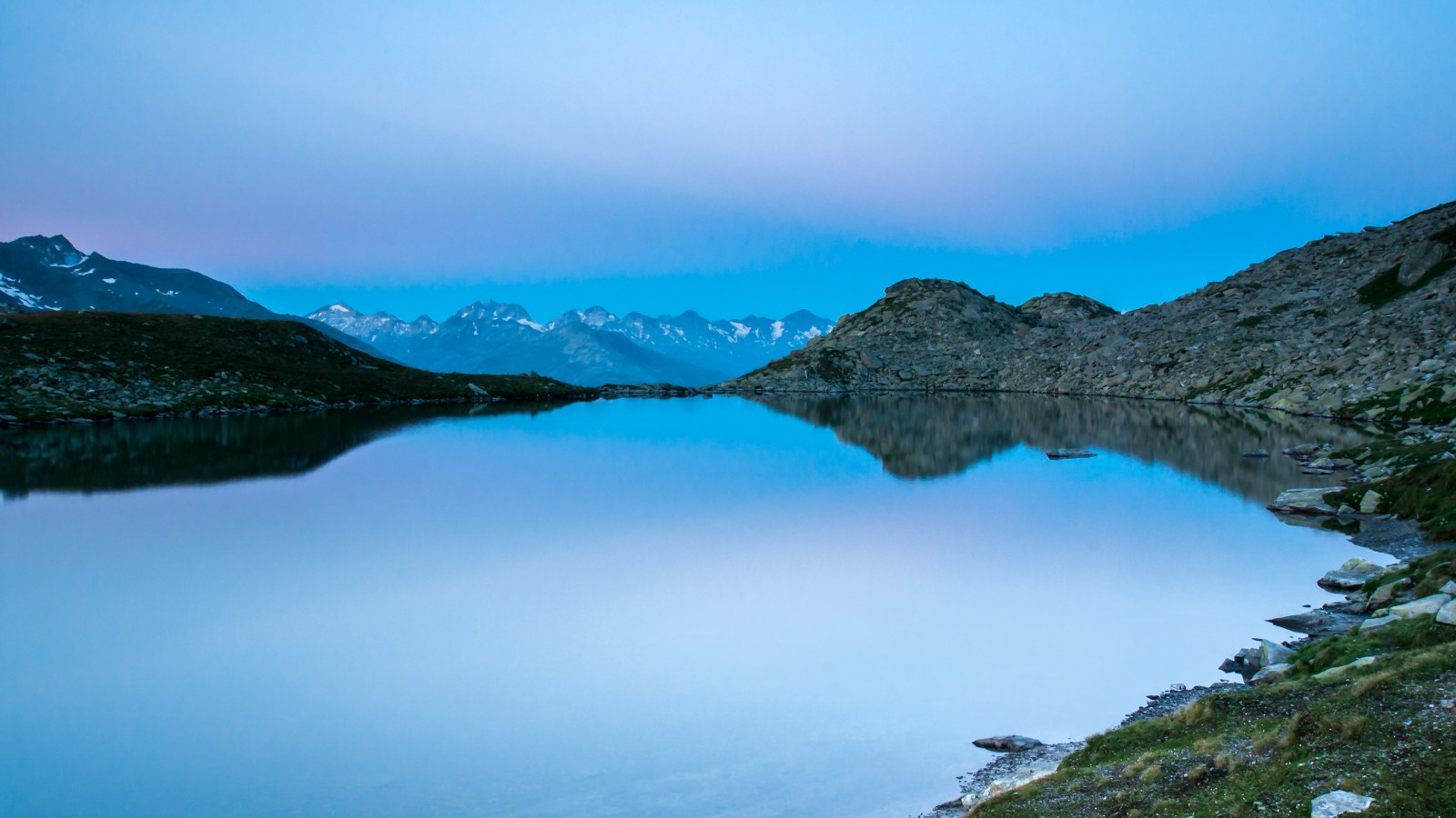 Blue Alpine Lake Reflection 4K Wallpaper — Nature wallpaper