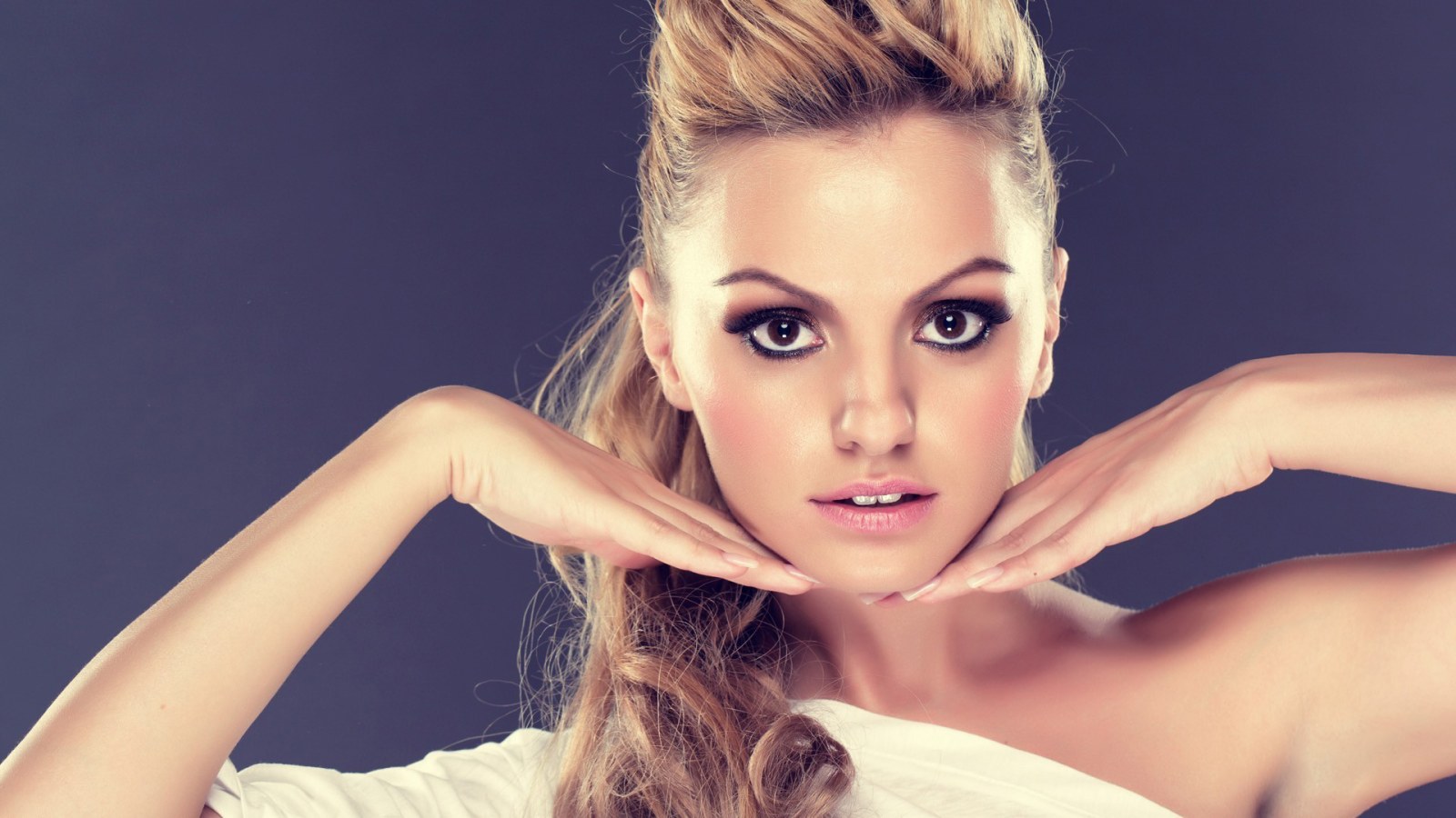 Studio Beauty Portrait Wallpaper — People / Portraits wallpaper