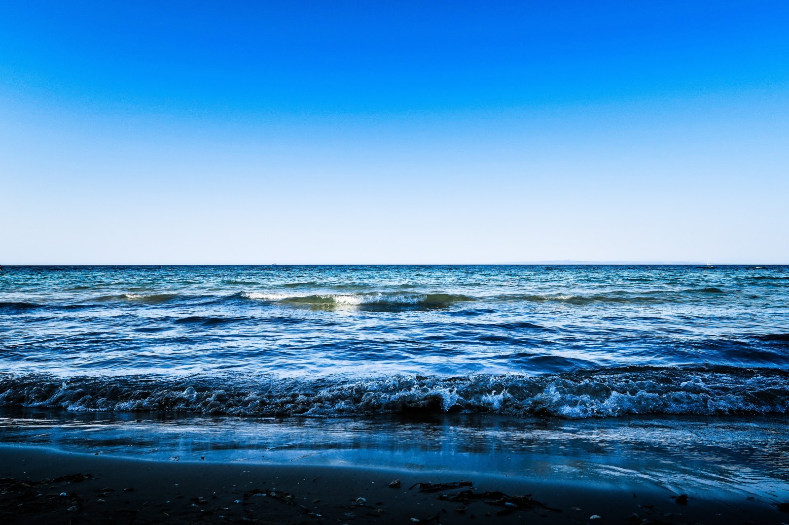 Deep Blue Sea Horizon — Ocean & Beach wallpaper