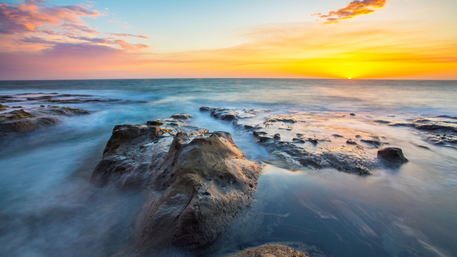 Rocky Seashore at Golden Sunset 4K Wallpaper — Nature wallpaper
