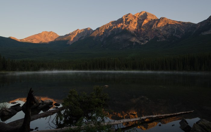 Pyramid Mountain and Lake under a Sunrise Sky — Mountains wallpaper