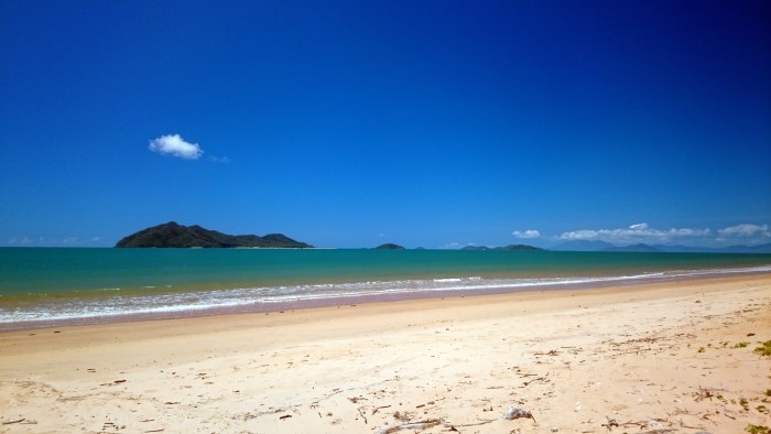 Queensland Tropical Beach — Nature wallpaper