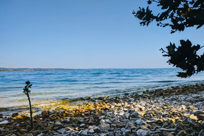 Stony Lakeshore — Ocean & Beach wallpaper