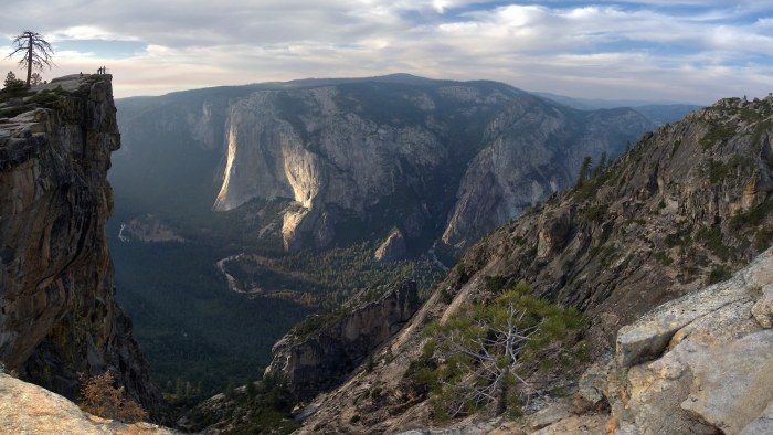 Granite Mountain Valley Panorama 4K Wallpaper — Nature wallpaper