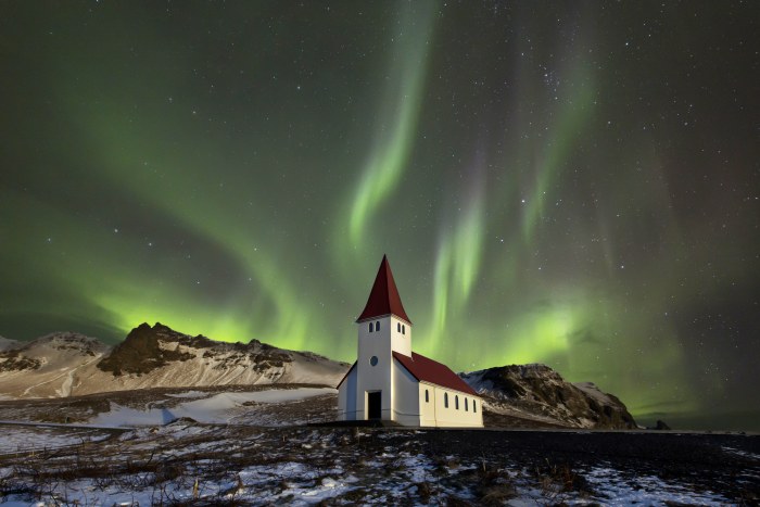 Church of light — Aurora wallpaper