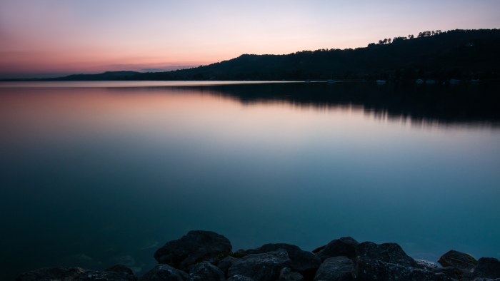 Minimal Lake at Dusk 4K Wallpaper — Nature wallpaper