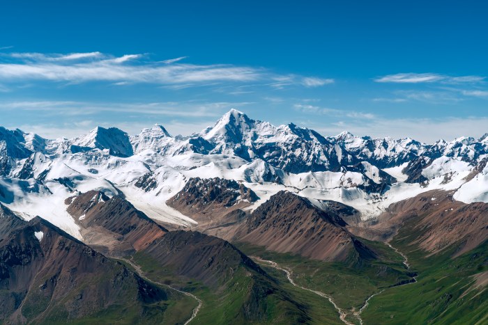 Snowy Mountain Peaks at Khan Tengri Nature Park — Mountains wallpaper