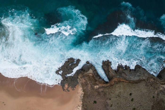 Waves Crashing on Rocks — Ocean & Beach wallpaper