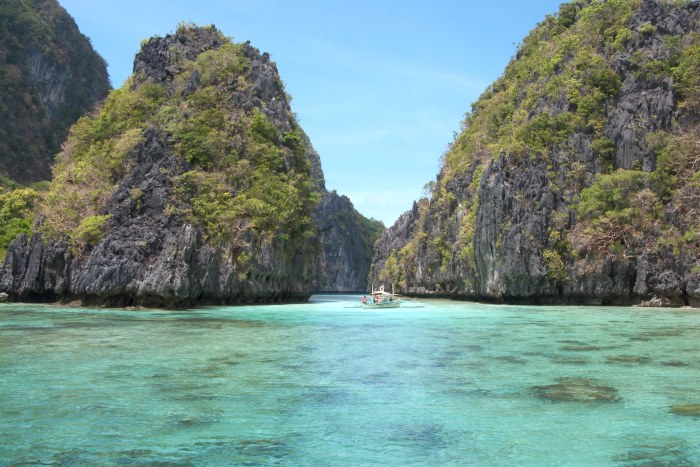 Island Lagoon in Bacuit Bay, El Nido — Ocean & Beach wallpaper
