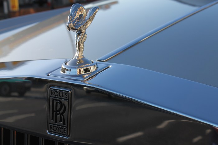 Rolls-Royce Spirit of Ecstasy Close-Up — Cars wallpaper