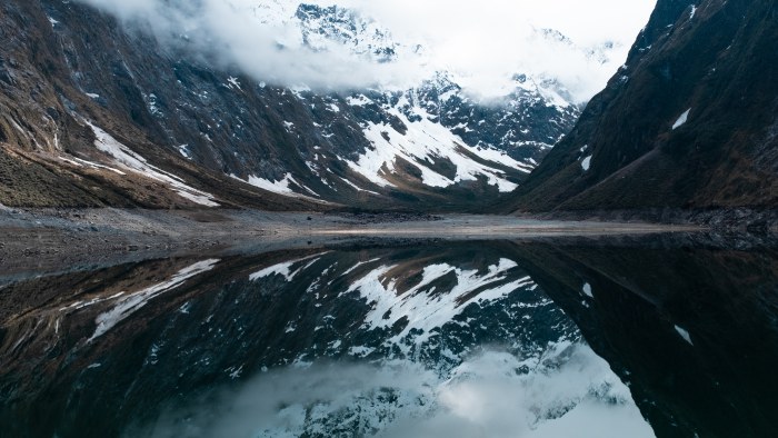 Snowy Peaks Mirrored in a New Zealand Lake — Nature wallpaper