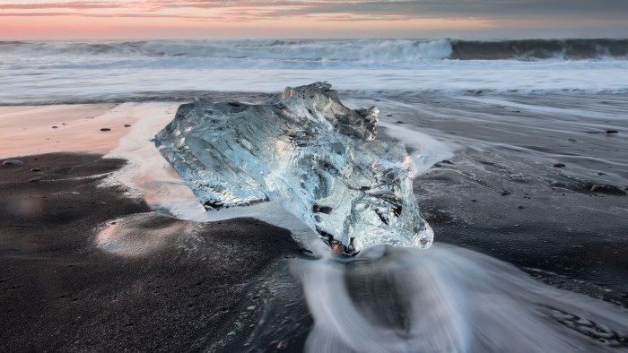 Ice on Diamond Beach, Iceland — Ocean & Beach wallpaper
