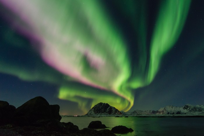 Aurora over Flakstad, Lofoten — Aurora wallpaper