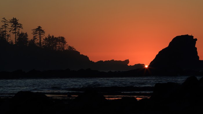 Rock Silhouette at Red Sunset 4K Wallpaper — Nature wallpaper