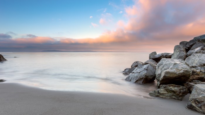 Pastel Rocky Beach at Dawn 4K Wallpaper — Nature wallpaper