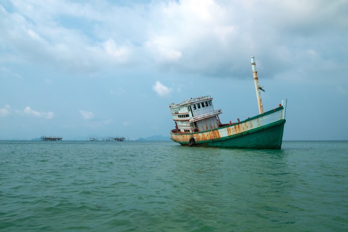 Shipwreck in a Lagoon, Koh Mak — Ocean & Beach wallpaper