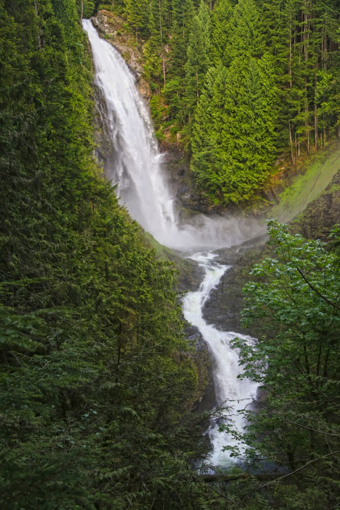 Tall Waterfall in a Green Gorge — Waterfalls wallpaper