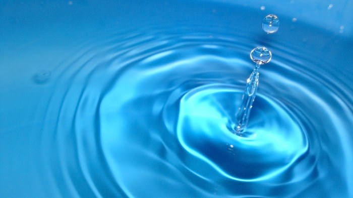 Blue Water Drop and Circular Ripples 4K Wallpaper — Nature wallpaper