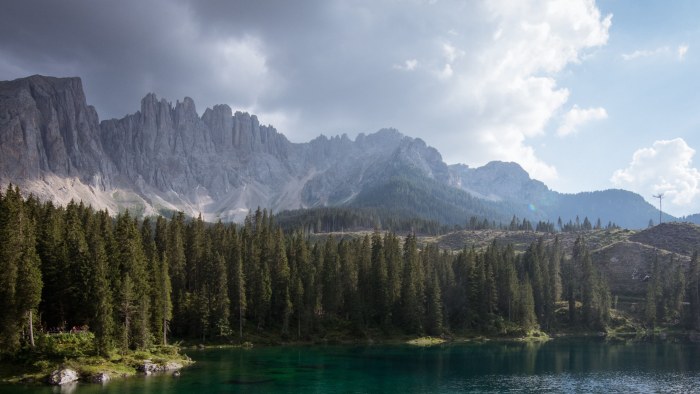 Lake and Mountain Peaks in Natural Light — Mountains wallpaper