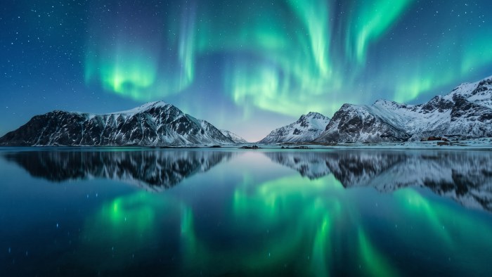 Northern Lights Mountain Reflection 4K Wallpaper — Nature wallpaper