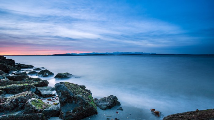 Calm Rocky Shore at Blue Hour 4K Wallpaper — Nature wallpaper