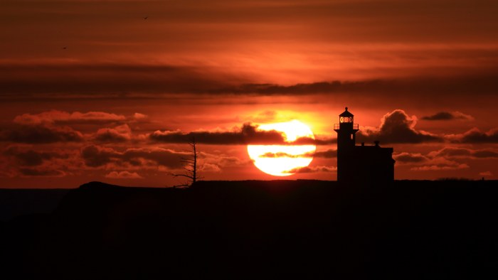 Lighthouse Silhouette at Sunset 4K Wallpaper — Nature wallpaper