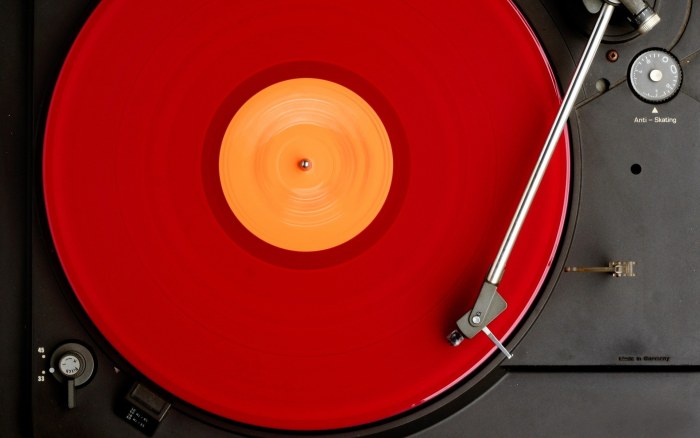 Red Vinyl Record on a Turntable Wallpaper — Y2K / Retro wallpaper