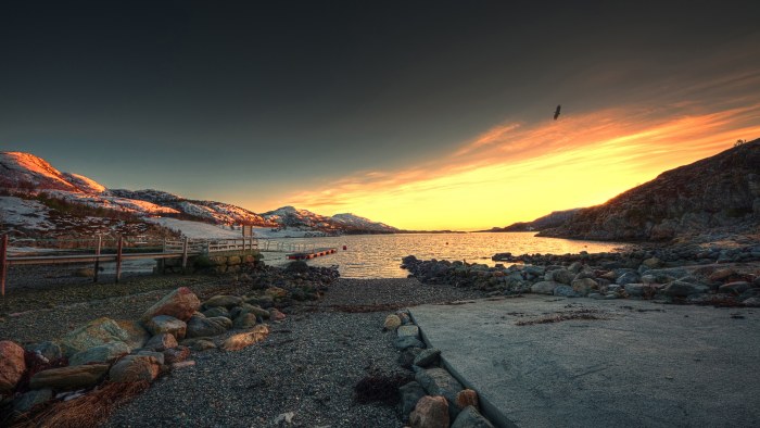Mountain Lake at Golden Twilight 4K Wallpaper — Nature wallpaper
