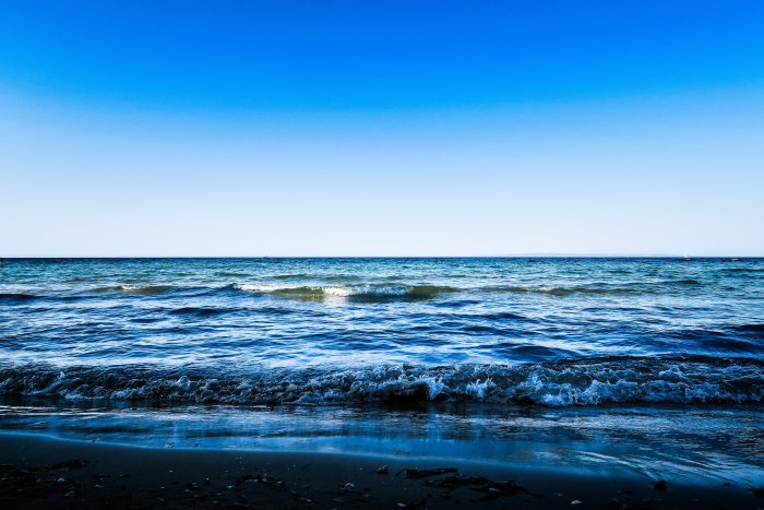 Deep Blue Sea Horizon — Ocean & Beach wallpaper